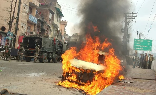 جموں میں حالات بے قابو، کشمیری سرکاری ملازمین پر فوج کی موجودگی میں حملے