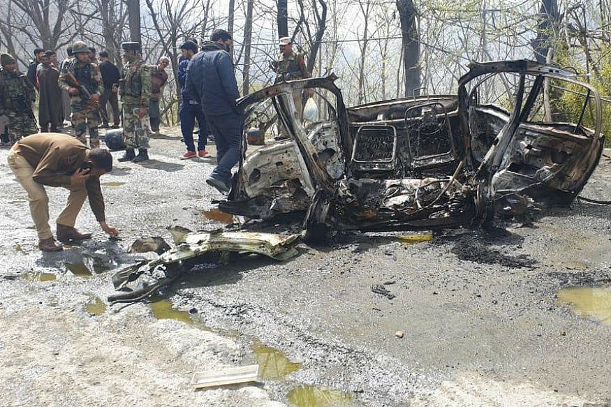 جموں و کشمیر: دھماکہ سے کار کے پرخچے اڑے، سی آر پی ایف بس کو معمولی نقصان
