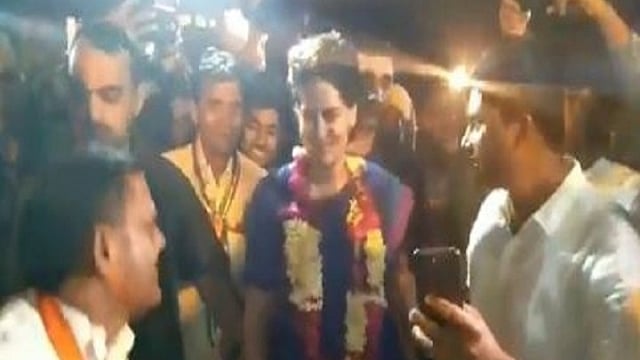...اور پرینکا گاندھی نے فتح بہادُر کو لڈوؤں سے تول دیا