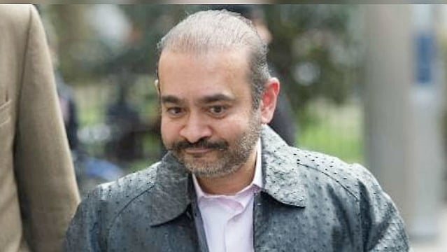 ویڈیو: لندن کی سڑکوں پر مسکراتا گھوم رہا ہے بھگوڑا چھوٹا مودی