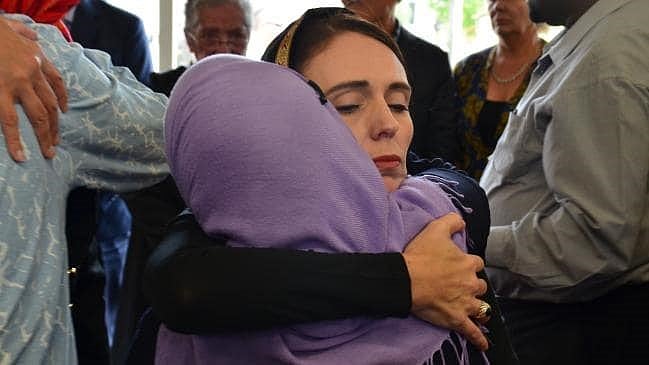 نیوزی لینڈ: وزیراعظم کی دوپٹہ اوڑھ کر مسلمانوں سے تعزیت، خواتین کو گلے لگا کر دی تسلی