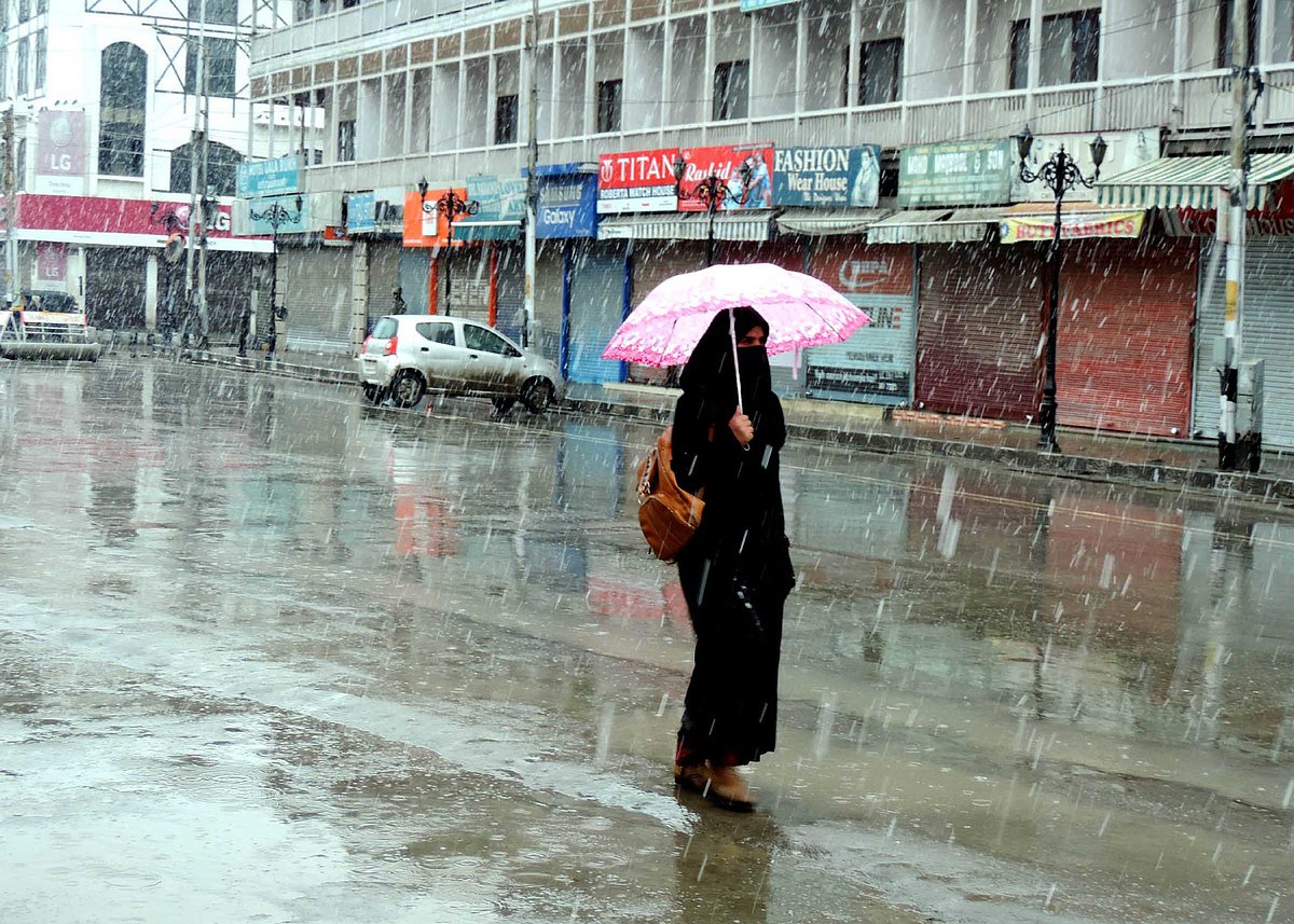 وادی کشمیر میں تازہ برف وباراں، درجہ حرارت میں کمی واقع