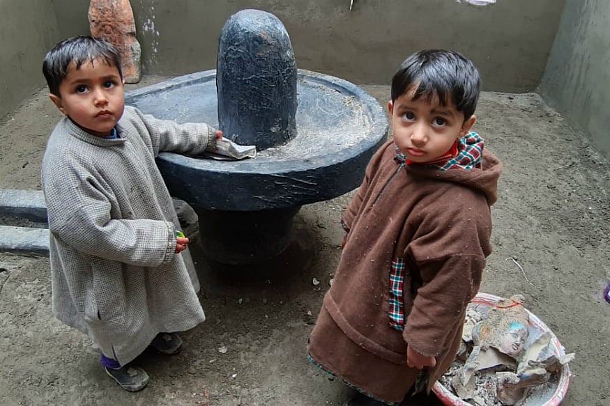 پلوامہ حملہ :نفرت  بھرے ماحول میں محبت کا پیغام ہے شیو مندر کی از سر نو تعمیر