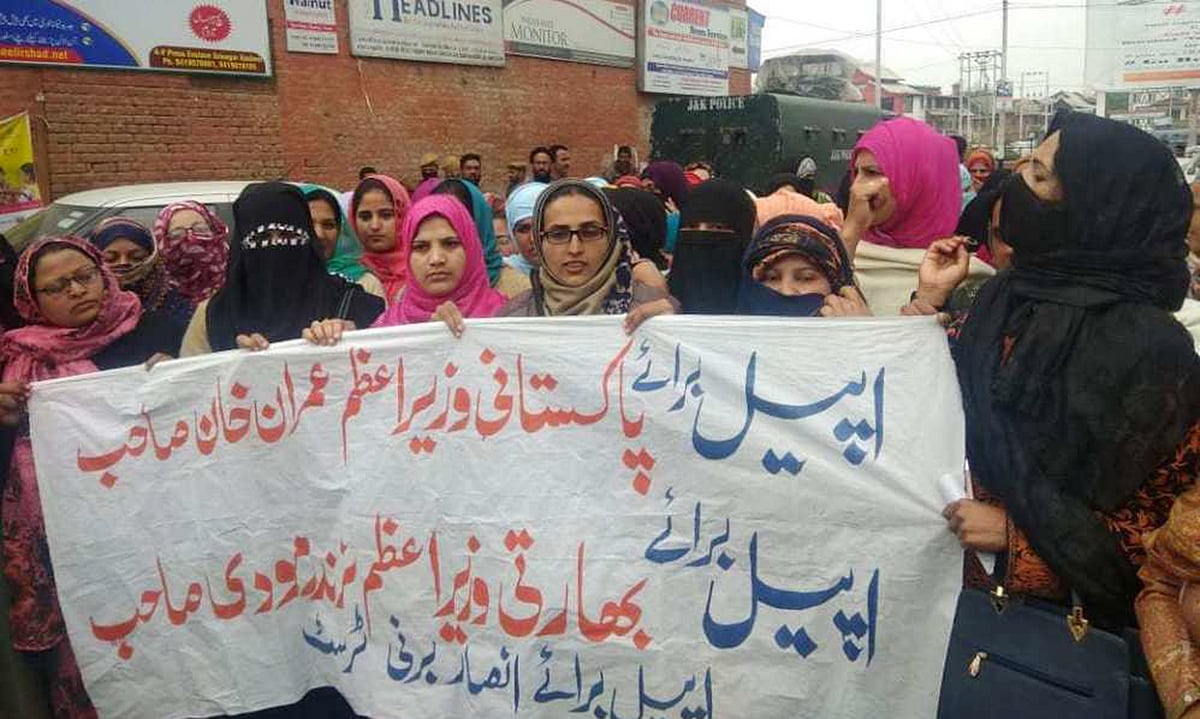 کشمیر: سابق ملی ٹینٹوں کی پاکستانی بیویوں کا بھارتی شہریت کے لئے احتجاج