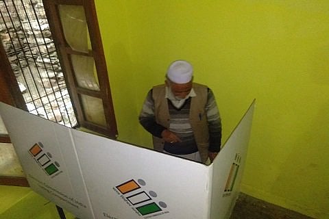 جموں: ای وی ایم میں کانگریس کا بٹن خراب! متعدد لوگ بغیر ووٹ ڈالے لوٹے