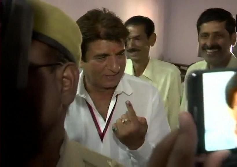جانیے صبح سویرے کن سیاستدانوں نے ووٹ ڈال کر اپنا فرض نبھایا... تصویری جھلکیاں