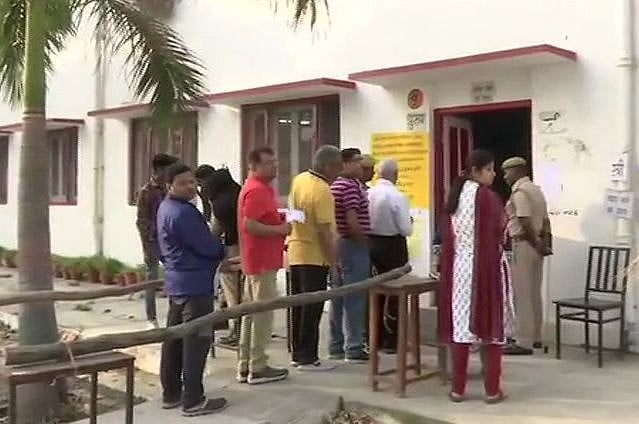 اتر پردیش: پہلے مرحلے میں 8 سیٹوں پر ہو رہی پولنگ، ووٹروں کی لمبی قطاریں، سیکورٹی سخت