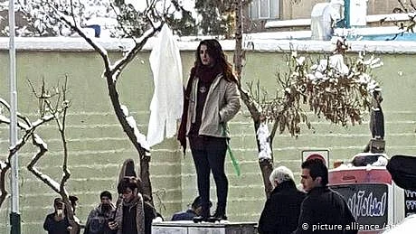 کھلے عام اسکارف اتارنے والی ایرانی خاتون کی سزا معاف