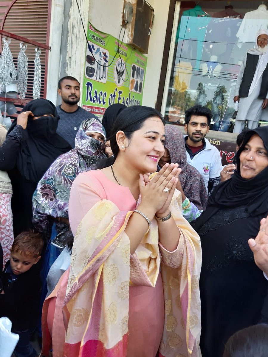 غازی آباد سے کانگریس کی امیدوار ڈالی شرما مہم جوئی کرتے ہوئے