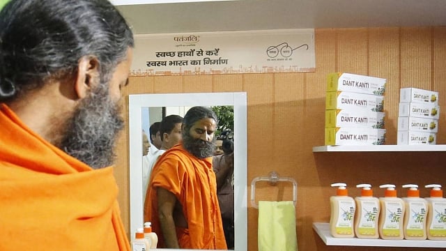 مشکل میں بابا رام دیو، ’پتنجلی‘ پر ٹیکس چوری کا الزام، جانچ شروع