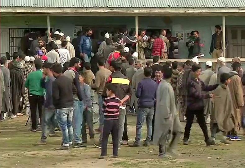 کشمیر: پارلیمانی انتخابات کے پہلے مرحلے کی پولنگ جاری، ریل خدمات معطل