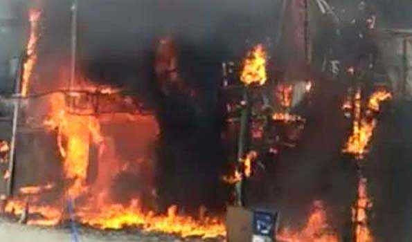 اہم خبر: دہلی کے غفار مارکٹ میں موبائل فون کی دوکان میں لگی آگ