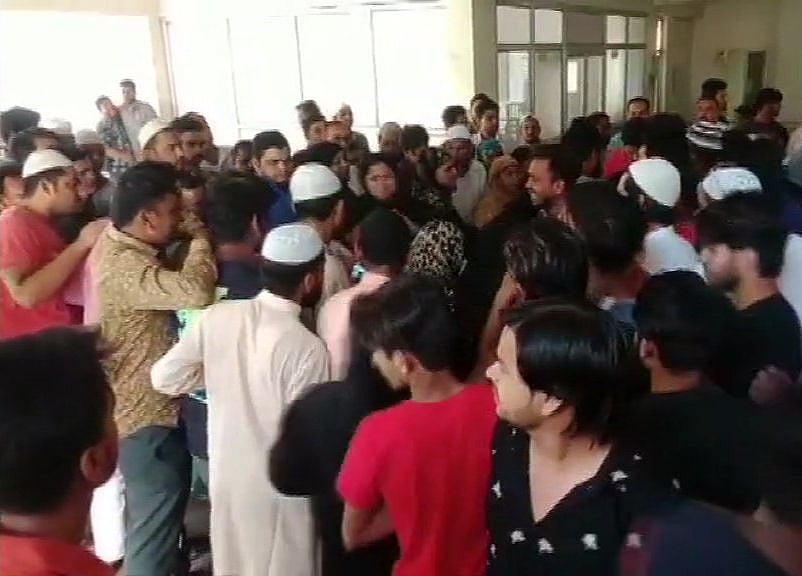 یو پی میں غنڈہ راج: مٹھائی کا ڈبہ لے کر بدمعاش دفتر میں گھسے اور پھر پستول نکال کر مسلم لیڈر کو بھون ڈالا