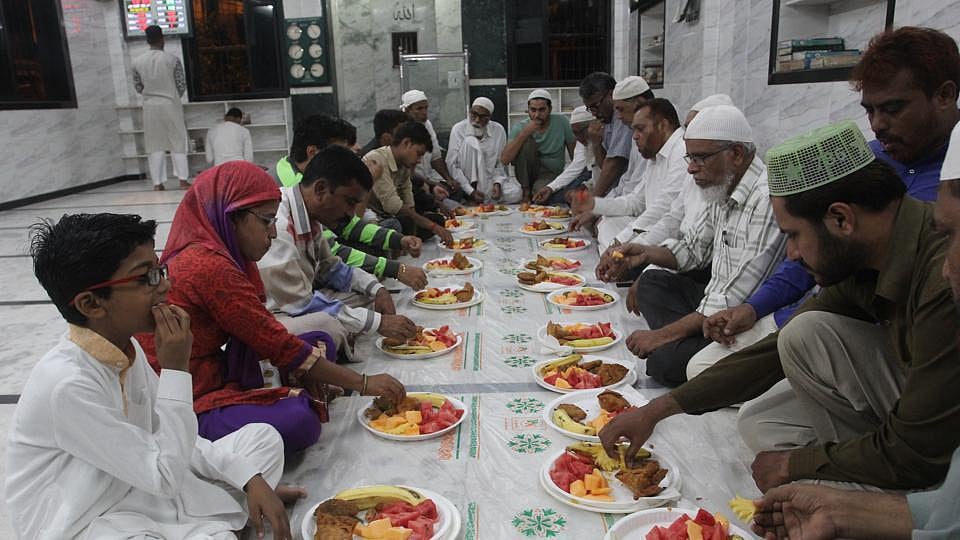 ممبئی میں رمضان کی رونقیں، عبادت گاہوں کے ساتھ بازاروں میں بھی جم غفیر