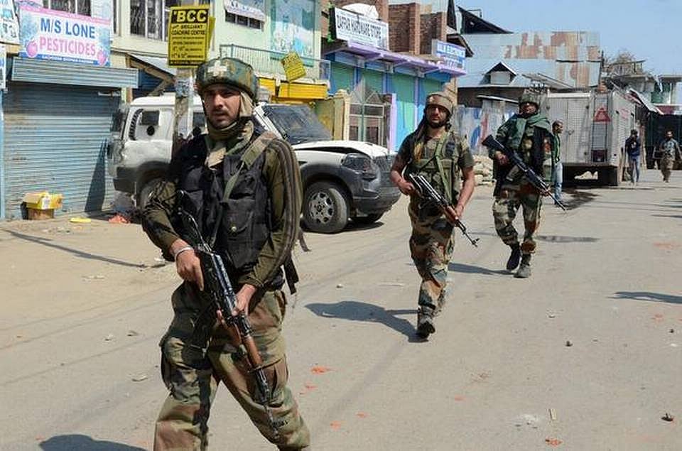 کشمیر: برہان وانی کے ساتھی سمیت 3 ملی ٹینٹ ہلاک، تصادم کے بعد احتجاج و مظاہرہ شروع