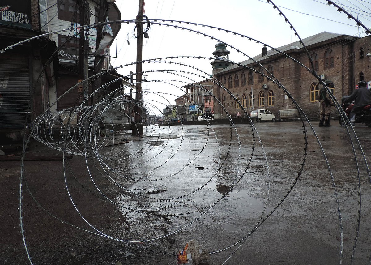کشمیر: ذاکر موسیٰ کی ہلاکت کے بعد ماحول کشیدہ، کرفیو نافذ، انٹرنیٹ اور ریل خدمات معطل