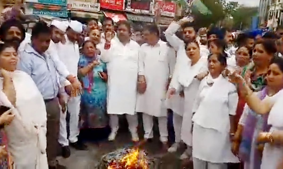 جموں میں کانگریس کا بی جے پی کے خلاف احتجاج، پتلا نذرِ آتش