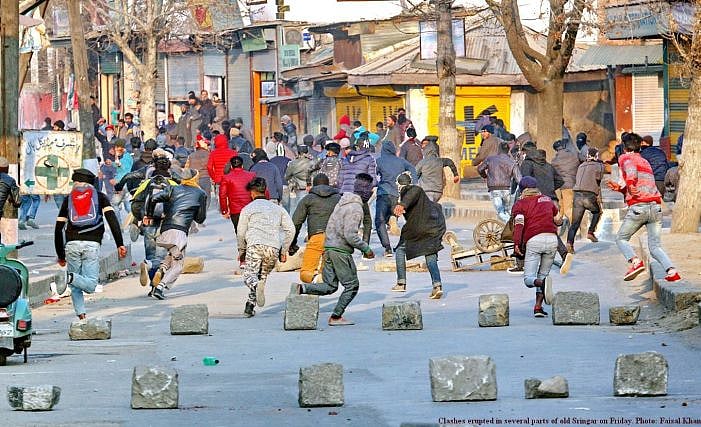 کشمیر: ملی ٹینٹ مخالف آپریشنوں کے دوران پُر تشدد جھڑپیں، ایک عام شہری ہلاک، 70 زخمی