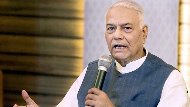 مضبوط نہیں مجبور لیڈر ہیں راج ناتھ، لکھنؤ سے جیتنے کے قابل نہیں: یشونت سنہا