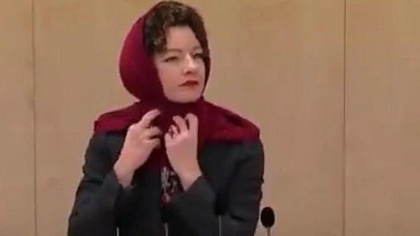حجاب پر پابندی کے خلاف آسٹریا کی رکن پارلیمنٹ کا انوکھا احتجاج، دیکھیں ویڈیو