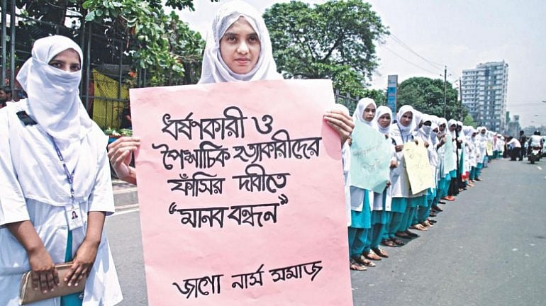 بنگلہ دیش میں نرس کے ساتھ جنسی زیادتی اور قتل کے خلاف احتجاج