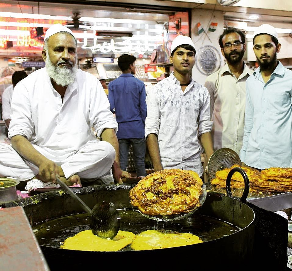 ممبئی میں رمضان کی رونقیں، عبادت گاہوں کے ساتھ بازاروں میں بھی جم غفیر