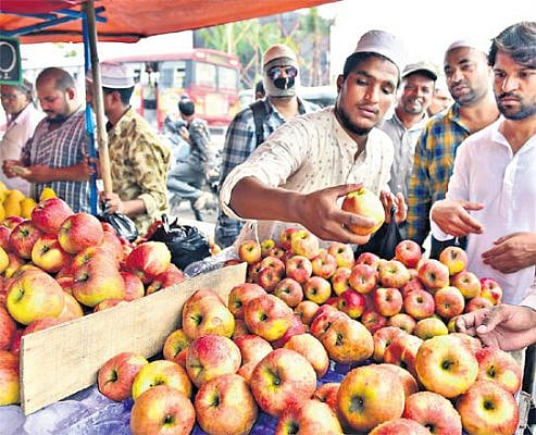 رمضان کے دوران قیمتوں میں بے تحاشہ اضافہ، غریبوں کی پہنچ سے دور ہوئے پھل