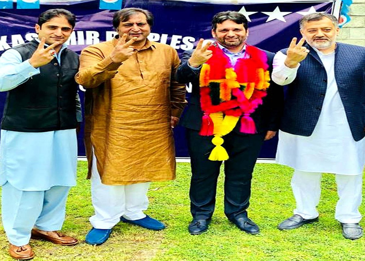سری نگر میونسپل کارپوریشن کے ڈپٹی میئر شیخ عمران پیپلز کانفرنس میں شامل