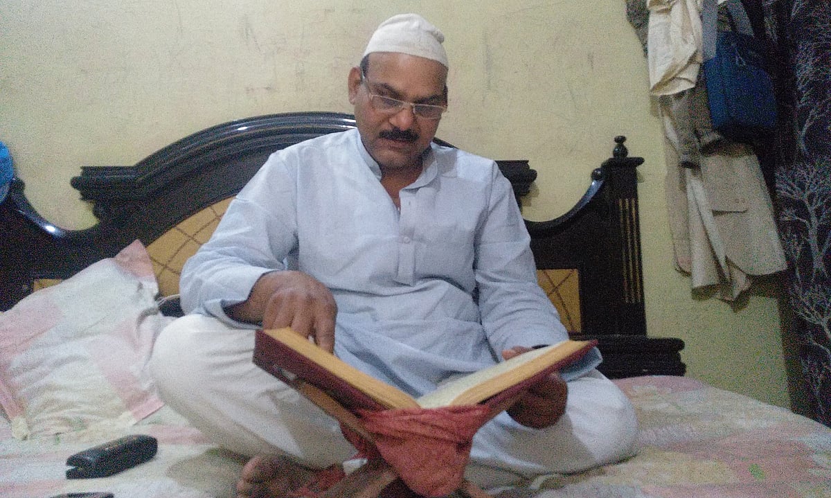 قرآن کریم کی تلاوت کرتے فاروق میواتی / تصویر - آس محمد