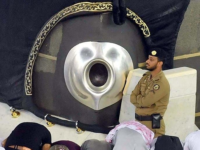 ہر گھنٹہ بعد تبدیل ہوتا ہے ’حجر اسود‘ کا پہرے دار، جانیں کیوں؟