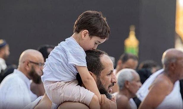 حرم مکی میں تحفظ اور امن کا پیغام دیتے ننھے منے بچوں کی تصاویر