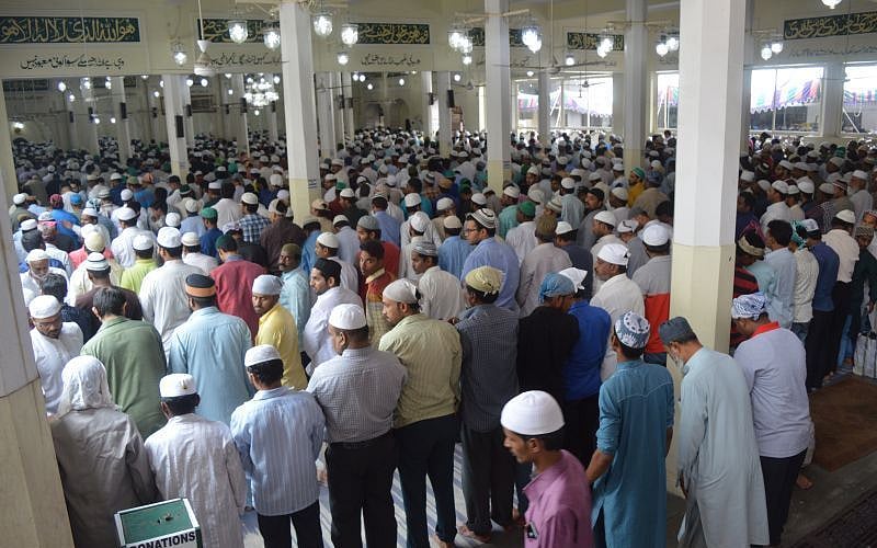 جمعۃ الوداع: تلنگانہ میں روح پرور اجتماعات،مکہ مسجد میں 1 لاکھ افراد نے ادا کی نمازِ جمعہ