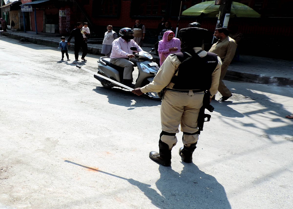 جموں و کشمیر: میر واعظ فاروق اور عبدالغنی لون کی برسی پر مکمل ہڑتال، کرفیو جیسی پابندیاں