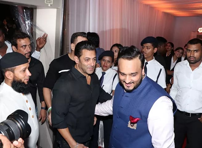 پارٹی کے دوران بابا صدیقی کے بیٹے نے سلمان خان کا استقبال کیا۔