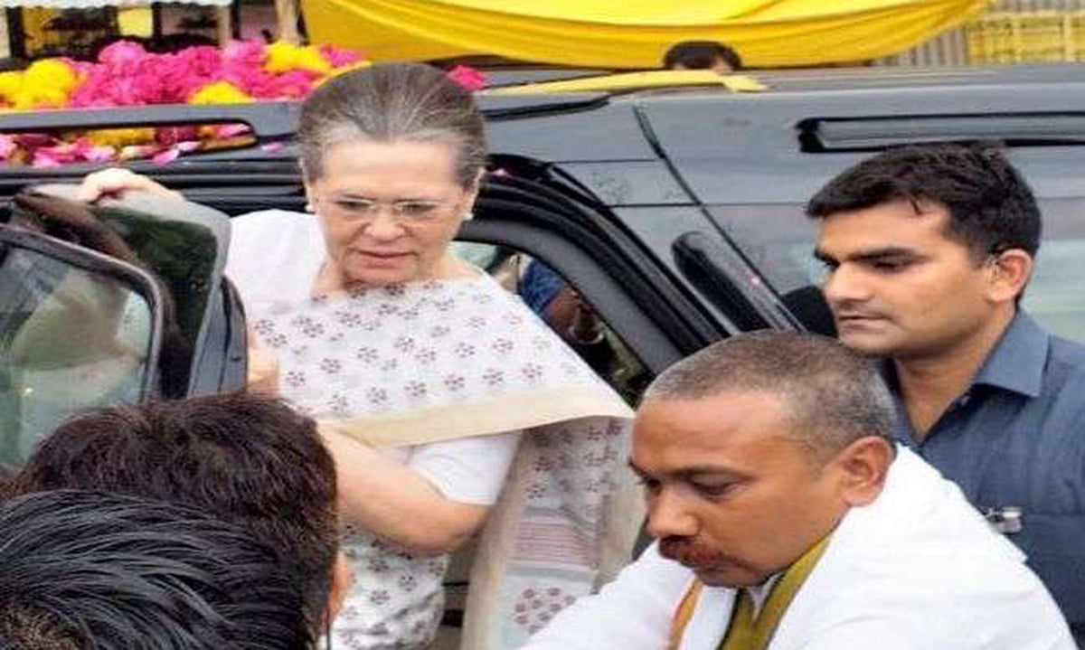 رائے بریلی پہنچیں سونیا اور پرینکا گاندھی، پارٹی کی مضبوطی کے لئے غور و خوض متوقع