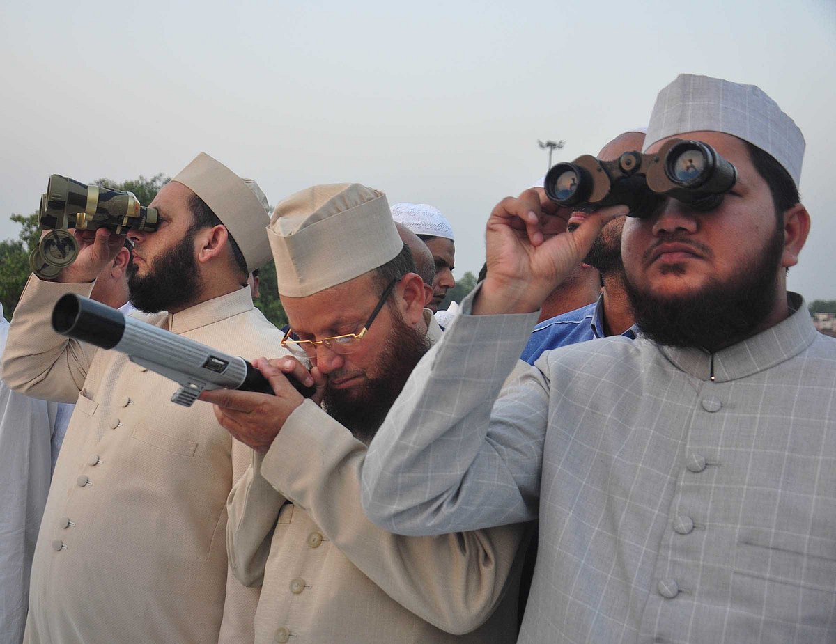 شوّال کا چاند نظر آ گیا، عید الفطر کل ہوگی، رویت ہلال کمیٹی کا اعلان
