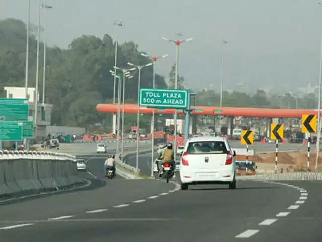 ’شاہروں پر 5 لاکھ درختوں کے بدلے 15 لاکھ پودے لگوائیں گڈکری‘