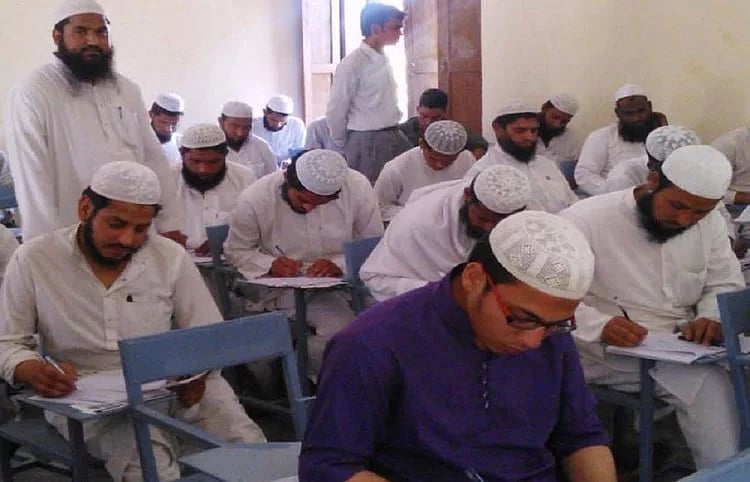 مدارس کے اساتذہ کو ’تربیت‘ دلائیں گے نقوی!