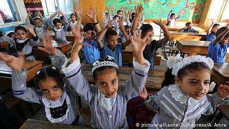 فلسطینیوں کے اسکولوں میں کمی، کلاس رومز میں بچے دوگنا