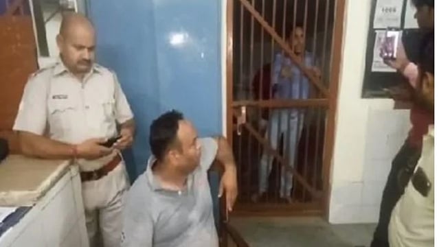اب کی بار مار پترکار: شاملی میں جی آر پی انسپکٹر نے جم کر کی صحافی کی پٹائی