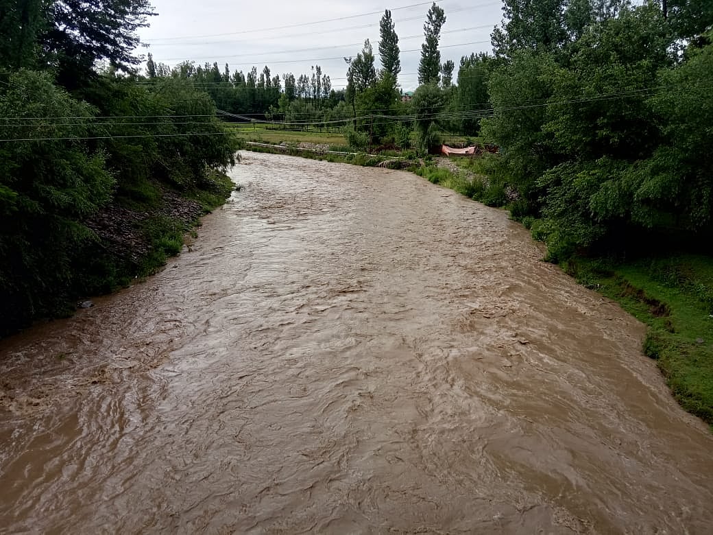 کشمیر: تیز بارش اور ہواؤں سے شدید جانی و مالی نقصان، 2 خواتین سیمت 3 ہلاک، فصلیں تباہ