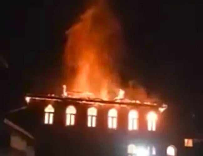 جموں و کشمیر: ’مسجد نور‘ جل کر خاکستر، تحقیقات شروع