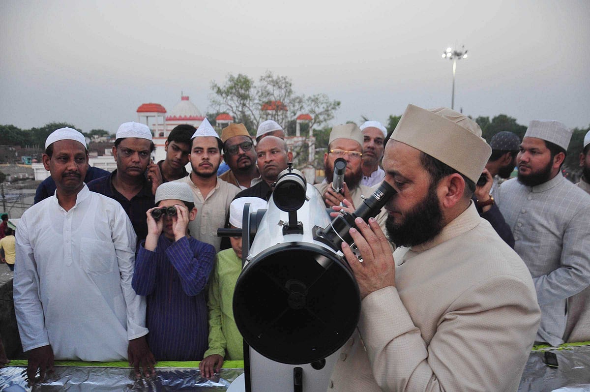 شوّال کا چاند نظر آ گیا، عید الفطر کل ہوگی، رویت ہلال کمیٹی کا اعلان