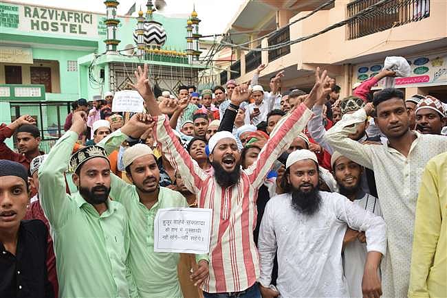 بریلی: درگاہ اعلی حضرت کے سجادہ نشین کے خلاف مقدمہ، مریدوں کا احتجاج