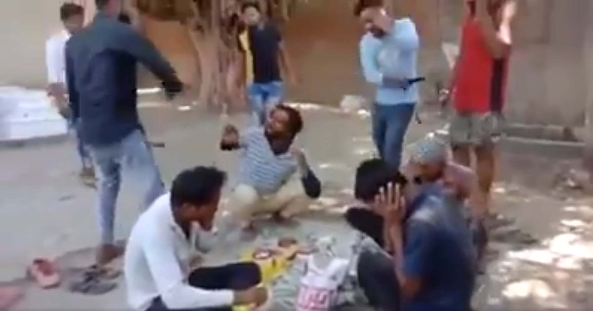 یو پی: گوشت خوری کے شک میں 4 مزدوروں کی بے رحمانہ پٹائی، 6 کے خلاف مقدمہ درج