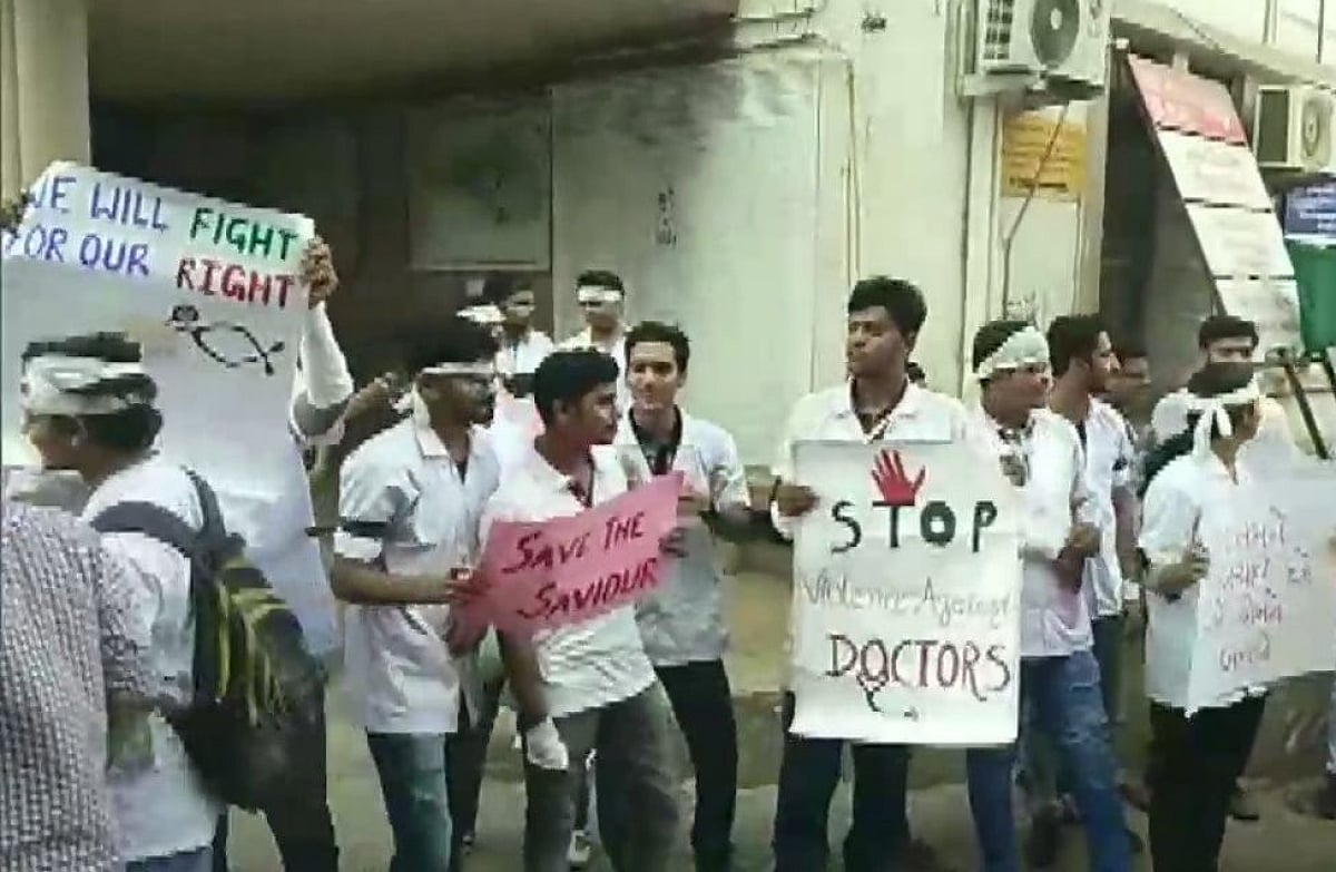 کولکاتا سے دہلی تک ڈاکٹروں کا احتجاجی مظاہرہ، مریض بے بس... تصویری جھلکیاں
