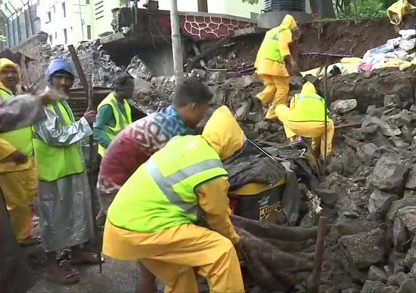 پونے میں بارش سے گری دیوار، 17 افراد جاں بحق