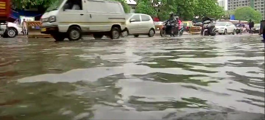 ممبئی میں موسلادھار بارش، جگہ جگہ آبی جماؤ، ٹریفک نظام متاثر، 48 گھنٹہ کا اَلرٹ جاری