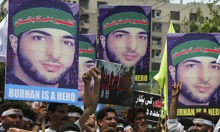 برہان وانی کی تیسری برسی پر کشمیر میں مکمل ہڑتال، بازار میں سناٹا، معمولات زندگی درہم برہم