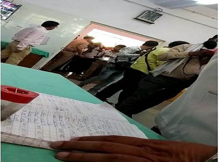 یوگی کے ڈی ایم نے سوال پوچھنے والے صحافیوں کو ہی بند کر دیا!